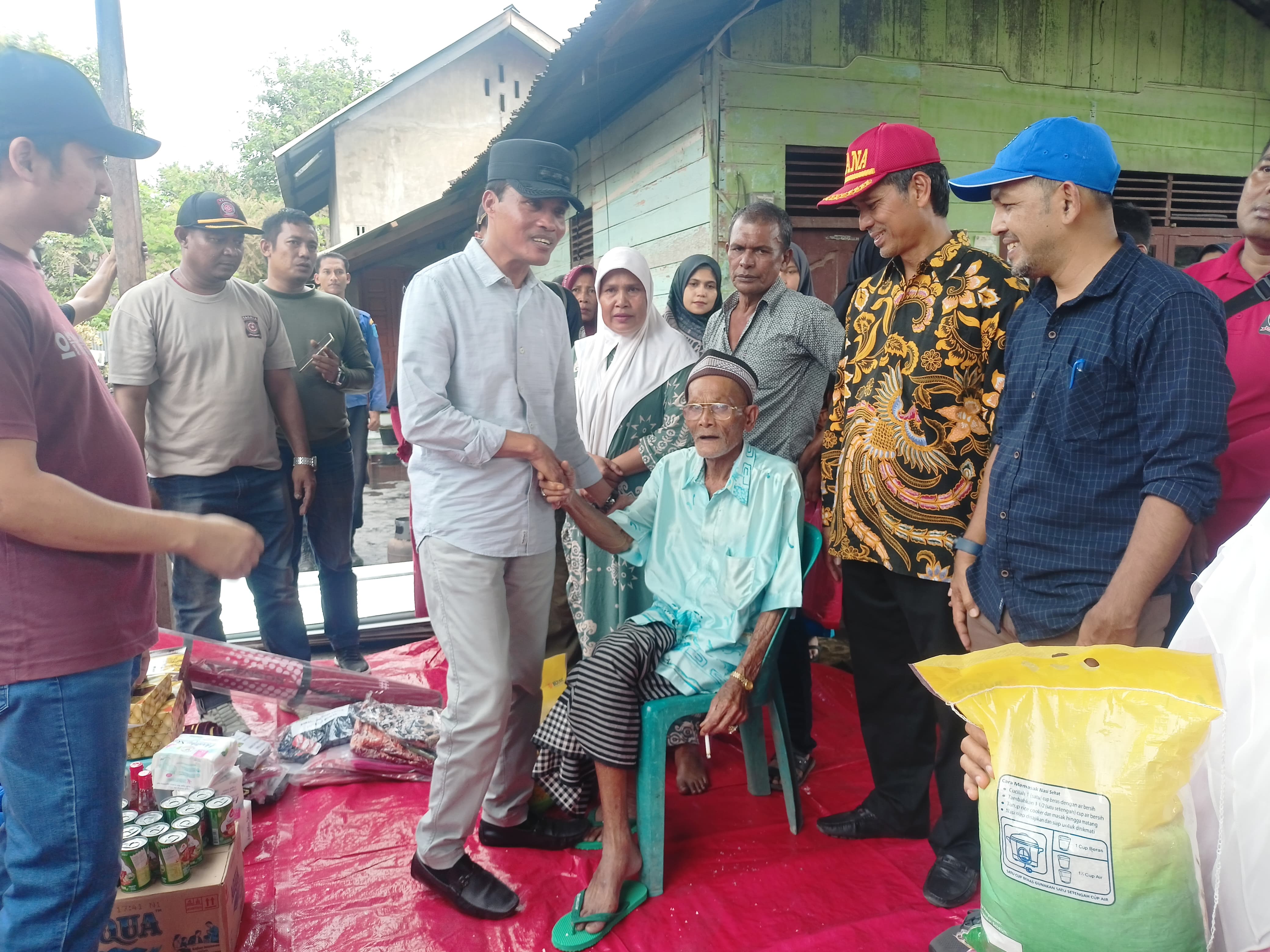 Pemerintah Kota Langsa Menyalurkan Bantuan Masa Panik Pasca Kebakaran di Simpang Rambe Kecamatan Langsa Baro