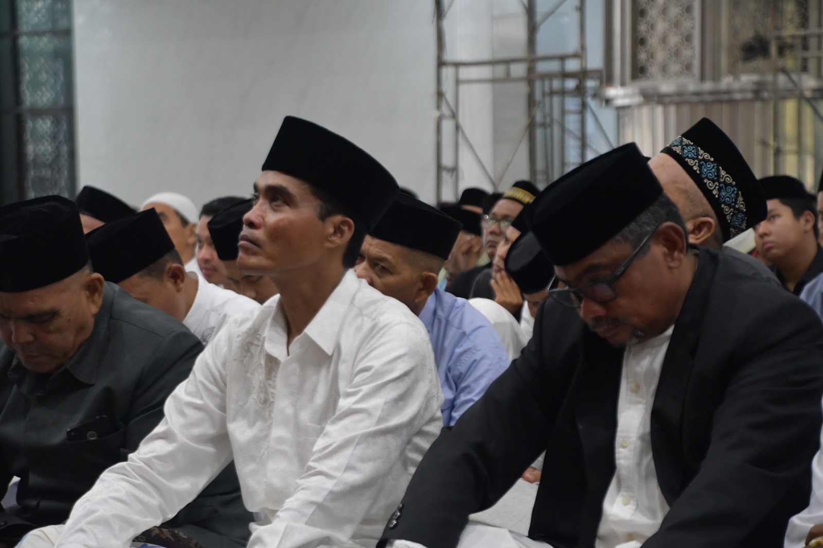 Pj. Walikota Bersama Msyarakat Kota Langsa Laksankan Shalat Id Di Masjid Darul Fallah
